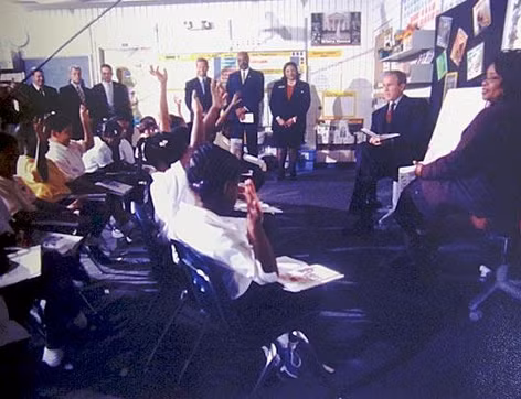 Tổng thống thứ 43 của Mỹ không biết thảm kịch kinh hoàng đang ập đến với nước Mỹ. Ảnh: ABC News.