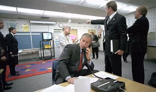 Sau khi chia tay các em học sinh, ông Bush vào phòng họp của khu nghỉ dưỡng. Tại đây, ông tận thấy những thời khắc được cho là kinh hoàng nhất trong lịch sử Mỹ trên TV. Trong bài phát biểu ngay sau đó về ngành giáo dục, thay vì nói về những vấn đề liên quan, tổng thống thông báo về việc hai máy bay đã đâm vào Trung tâm thương mại thế giới tại New York. Khi di chuyển tới sân bay tại Florida, ông Bush được báo tin về máy bay thứ 3 tấn công trụ sở Bộ Quốc phòng Mỹ. “Máu tôi bắt đầu sôi sục. Chúng tôi sẽ tìm ra kẻ thực hiện điều này và khiến chúng phải trả giá”, Tổng thống Bush nói. Sau đó, ông cầu nguyện. Ảnh: The Sun.