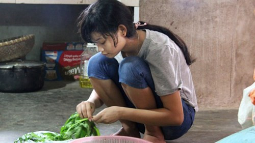 Nu sinh khoe giay bao do dai hoc len ban tho roi giau kin-Hinh-2