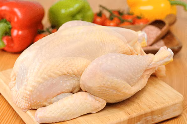  Đối với nhiều người, thịt gà là món dễ ăn, dễ chế biến. Nhưng thực tế, trên con gà có nhiều bộ phận không phải ai ăn cũng tốt, và khi kết hợp với thực phẩm khác sẽ gây hại cho sức khỏe. Dưới đây là một số sai lầm gây hại sức khỏe khi ăn thịt gà.