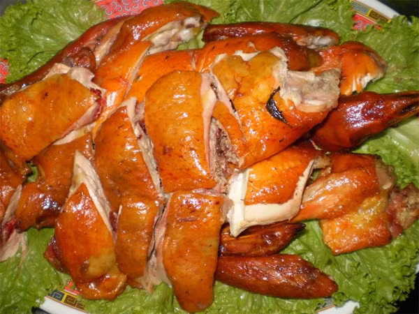 Đặc biệt khi chúng ta ăn thịt gà quay, cholesterol trong da gà sẽ bị oxy hóa, tạo thành hợp chất rất nguy hại đối với sức khỏe, nếu nhiệt độ quá cao còn có thể sinh ra chất gây ung thư.