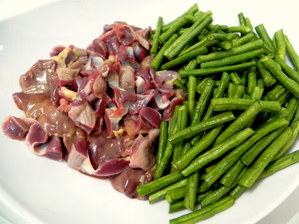 Ăn nhiều nội tạng. Nội tạng gà, nhất là mề gà, tuy ngon, được nhiều người ưa thích, nhưng là nơi chứa nhiều chất độc hại còn đọng lại của thức ăn nhiễm độc, cho nên tốt nhất chúng ta cũng không nên ăn, hoặc có ăn cũng nên hạn chế.