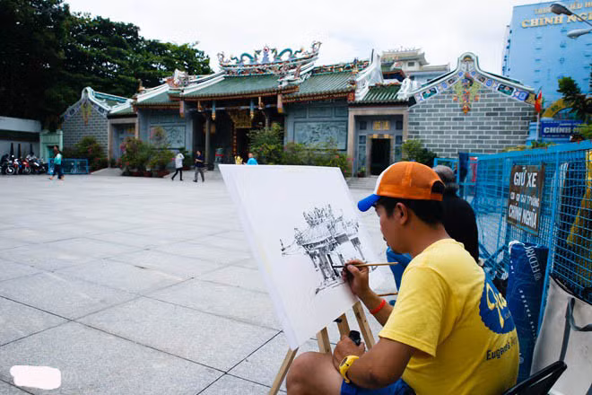 Anh Chiến, trưởng nhóm "Ký họa đô thị Việt Nam", cho biết, sau 2 năm thành lập, nhóm có hơn 1.500 thành viên, đã ký họa ở nhiều nơi trong nước như TP HCM, Hội An, Hà Nội, Hà Giang... và cả nước ngoài như Penang, Mallaca (Malaysia), Singapore...