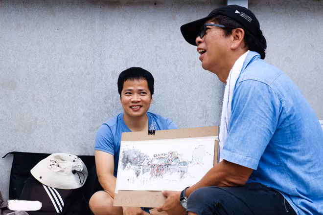 Buổi giao lưu ngày đầu tiên diễn ra trong không khí thân tình thoải mái. Anh Phong, thành viên nhóm chia sẻ: "Rất vui vì có cơ hội được giao lưu học hỏi cùng các ký họa sư nước ngoài".