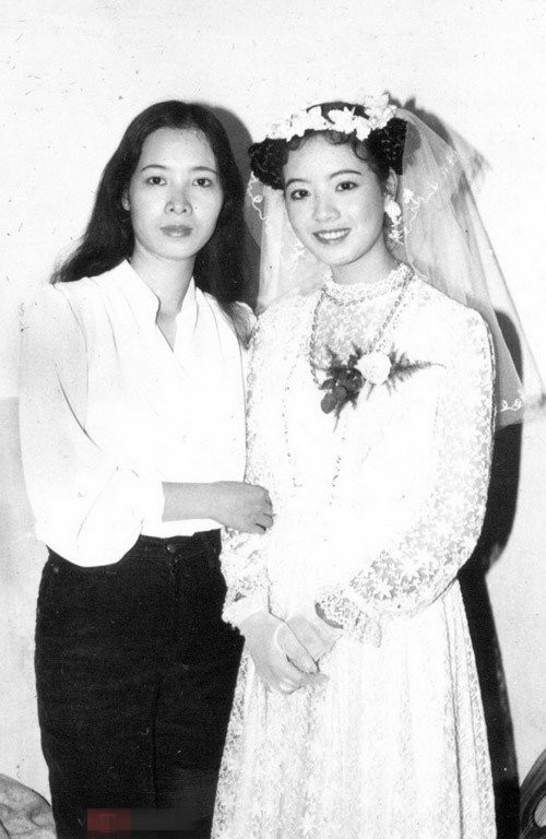 Vì rất yêu thích phong cách tiểu thư nên trong ngày cưới, nữ diễn viên đã nhờ chị gái mình làm tóc và trang điểm theo ý thích.