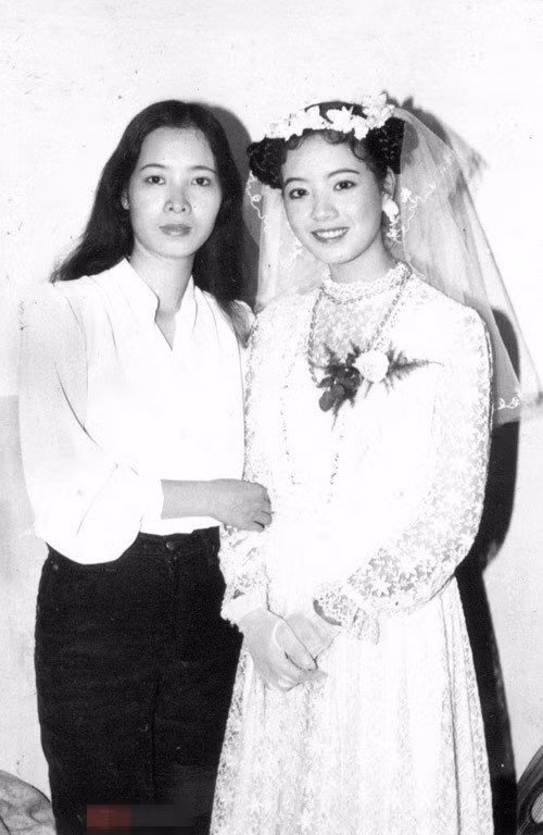 Vì rất yêu thích phong cách tiểu thư nên trong ngày cưới, nữ diễn viên đã nhờ chị gái mình làm tóc và trang điểm theo ý thích.