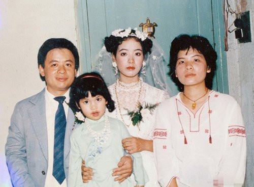 Loạt ảnh cưới 20 năm tuổi của nữ diễn viên gạo cội được nhiều khán giả thích thú vì sự giản dị và mộc mạc.