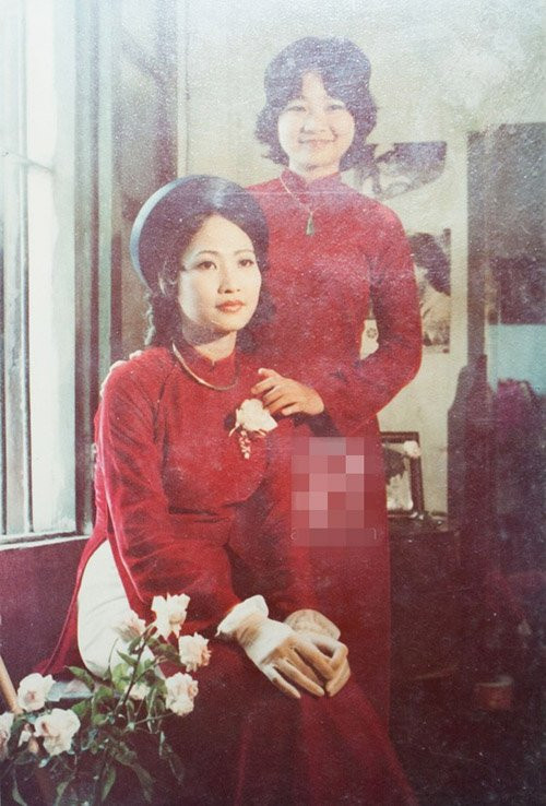 NSND Như Quỳnh chụp ảnh lưu niệm bên chị gái.