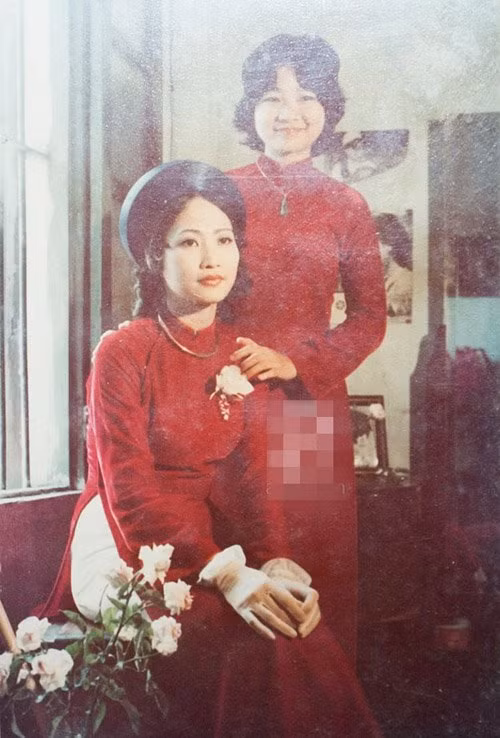 NSND Như Quỳnh chụp ảnh lưu niệm bên chị gái.