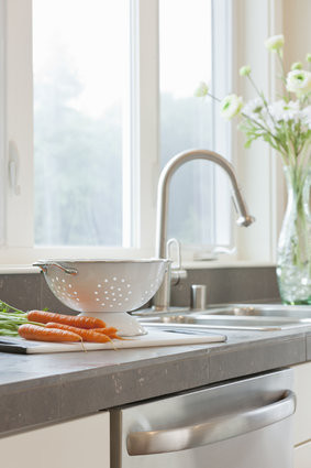 Hãy chắc chắn bồn rửa trống trước khi đổ một cốc nước sôi xuống để ngăn chặn mùi thức ăn thừa. Đổ nước rửa chén vào trong bồn và để nguyên trong 5 phút. Rửa sạch toàn bộ bồn rửa với nước ấm. Để làm sạch mùi hôi, rắc muối vào bồn rửa rồi dùng nửa quả chanh chà xát.