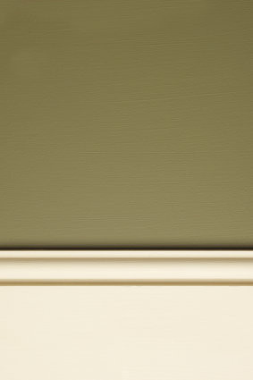 Đường diềm trang trí. Những đường diềm ở chân tường thường không được chú ý bởi vì chúng ít đập vào tầm mắt nhưng điều đó không có nghĩa là họ không cần phải được làm sạch. Sự thật thì chúng là nơi tích tụ rất nhiều bụi bẩn. Xử lý bằng máy hút bụi với đầu hút nhỏ, có lông. Lau bằng vải ẩm.