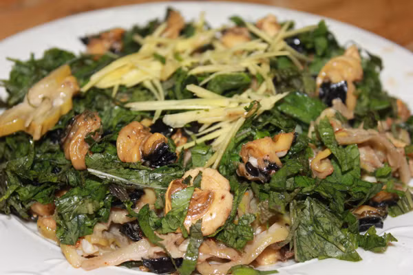 Ốc xào khế. Nguyên liệu gồm khế chua, nghệ, tía tô, lá lốt, mỡ, hành hoa, ốc. Ốc luộc vừa chín. Phi hành, cho khế đã vắt khô vào đảo, nêm ít mắm muối và nước nghệ, khi ngấm thì cho ốc vào. Để món ăn thêm thú vị và béo thơm, người Hải Phòng còn cho thêm chuối xanh xào cùng các nguyên liệu. Bắc chảo ra, cho tía tô, lá lốt và hành thái nhỏ vào đảo đều, rắc lên ít gừng thái mỏng, ăn thật nóng. Gắp một đũa, ốc thì giòn và béo, khế chua dịu, gia vị đậm đà, quyện với mùi rau hành và tía tô ngon không thể tả.