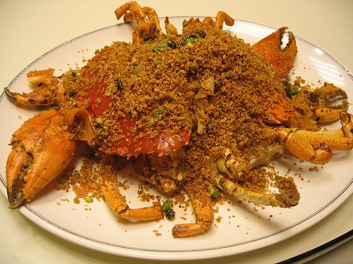 Cua rang muối. Muối trong tên món này là bột gạo được làm mặn nhẹ. Cua chín, phủ lên bề mặt lớp bột mịn tơi và rời, trông như muối. Không mất quá nhiều thời gian, cua rang muối thơm, không tanh nhiều như cua luộc, lại còn đậm đà hơn. Lý do một phần có lẽ vì cua rang có thêm các thành phần cần thiết như sả, lá mùi, dầu ăn, bột muối và gia vị. Những con cua sau khi rang xong màu sắc hấp dẫn, chỉ cần đập chút vỏ ngoài là có thể tận hưởng. Cua rang muối ăn cơm cũng ngon mà làm mồi lai rai cũng tốt.