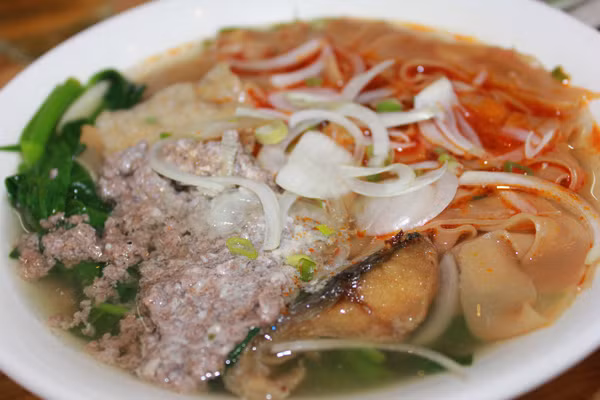 Bánh đa cua. Bánh đa cua đối với người Hải Phòng cũng phổ biến như phở ở Hà Nội, bún bò ở Huế hay hủ tiếu ở Sài Gòn vậy. Bất kể người sang kẻ hèn đều vừa miệng. Cua đồng, bánh đa, các loại rau như rau cần, rau nhút (rút) hợp nhau một cách đặc biệt tạo nên hương vị vừa thanh khiết lại đậm đà. Sợi bánh đa sẫm đỏ, gạch cua nâu hồng, cà chua đỏ, các loại rau xanh tươi, chả lá lốt, chả viên vàng nâu, rồi cả hành phi, hành lá nữa kết hợp với mùi thơm nồng nàn khiến người đang háu ăn phải rớt nước miếng.