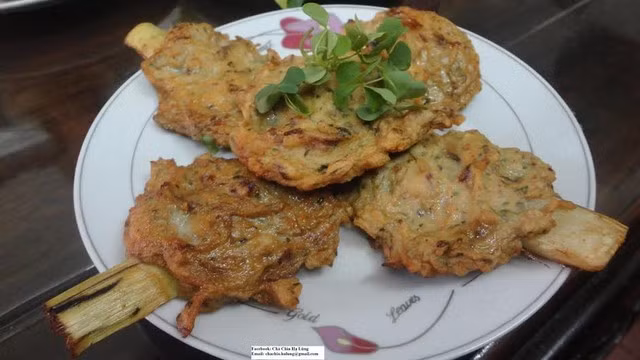 Chả chìa: Có 3 nguyên liệu chính là mực, thịt lợn và mía. Người thợ phải ra chợ từ sáng sớm, chọn mua hay đặt từ trước những mẻ thịt lợn vừa mới mổ, tươi ngon và sạch sẽ, về nhà lọc hết phần mỡ, lấy phần thịt đem xay nhuyễn ra làm chả. Mực cũng phải là loại mực ngon, kén mua tận Cát Bà, Cát Hải, sau đó đem về cắt nhỏ, xay nhuyễn cùng thịt lợn nạc, ướp với nước mắm, mì chính, nấm hương, mộc nhĩ, hạt tiêu…