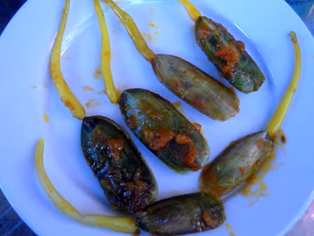 Giá bể (giá biển). Món đặc sản Hải Phòng này không phải người địa phương nào cũng biết. Giá bể sống ở bãi bồi ven biển, thường có quanh năm, hình thù giống như con móng tay nhưng mỏng hơn, chân giống như giá đỗ thò ra ngoài. Giá bể xào có vị chua chua, ngọt ngọt rất dễ ăn. Với người thiếu kiên nhẫn thì ăn giá bể rất mất thời gian vì phải tách vỏ từng con một. Nộm giá bể ăn cuốn bánh tráng ăn kèm với các loại rau thơm đinh lăng, lá sắn thuyền, chuối chát, dứa chua ngọt, khế xắt mỏng… chấm nước mắm chua ngọt tuyệt ngon.