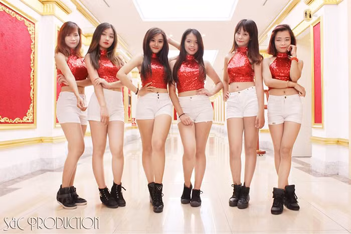 Thành tích về nhảy: Từng là đội phó đội vũ đạo đội Văn nghệ xung kích Học viên Báo chí và Tuyên truyền. Cùng nhóm nhảy S&amp;C đạt những thành tích: Giải Nhất cuộc thi Dance of Spring, giải Nhì và giải triển vọng cuộc thi Super Star V do đài MBC Hàn Quốc bảo trợ, Top 10 Everyone can dance season 2, Top 10 Incredible ASUS, Incredible U, Top 30 IPH Sparkle It Up.