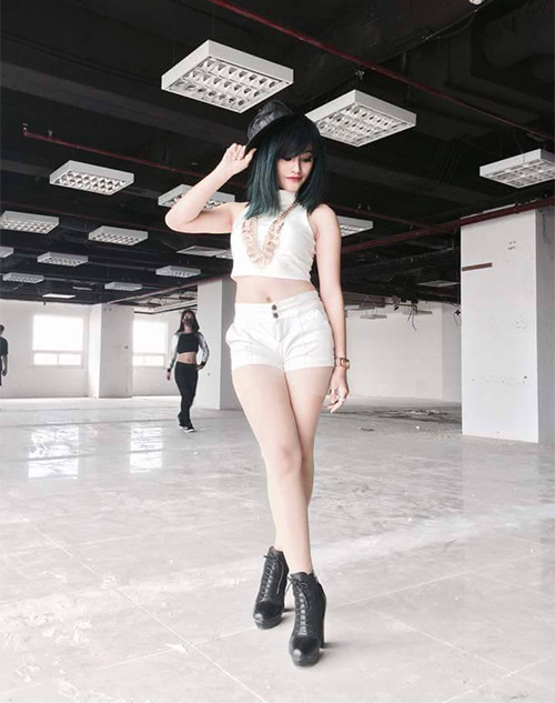 Nữ sinh đạt thành tích trong học tập: Giải Nhì học sinh giỏi thành phố năm môn Ngữ Văn năm 2011 và 2012, giải Nhì học sinh giỏi Quốc gia năm 2012 môn Ngữ Văn, nhận bằng khen từ Bộ trưởng Bộ Giáo dục và đào tạo Phạm Vũ Luận 2012, được tuyển thẳng vào Học viện Báo chí và tuyên truyền - chuyên ngành Báo Truyền hình, từng là biên tập viên của dự án truyền hình "Trái tim Việt Nam" , tham dự chương trình "Sinh viên với biển đảo Tổ quốc 2014" tại Phú Quốc, đạt giải ba cuộc thi Sharing Asean về làm phim đất nước con người Việt Nam, từng là Phó ekip kênh truyền hình sinh viên STV: đạt giải biên tập viên của năm và tác phẩm của năm của kênh truyền hình STV.