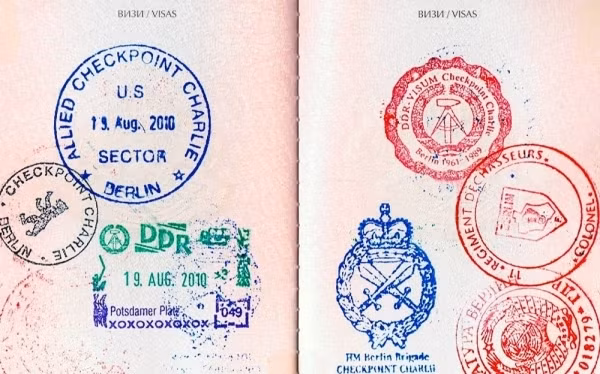 Checkpont Charlie ở Berlin Đức: Trạm kiểm soát Checkpoint Charlie là một trong những biểu tượng nổi tiếng nhất của cuộc Chiến tranh Lạnh và việc chia cắt nước Đức thành hai miền đông, tây. Trong suốt 28 năm, trạm kiểm soát này chính là biểu tượng khẳng định sự hòa bình giữa các thành phố ở miền Đông Đức và Tây Đức khi Chiến tranh lạnh diễn ra. Khách du lịch ngày nay khi đến Đức có thể ghé thăm Bảo tàng Checkpoint Charlie hay còn gọi là Bức Tường Berlin để có cho mình một con dấu lên hộ chiếu.