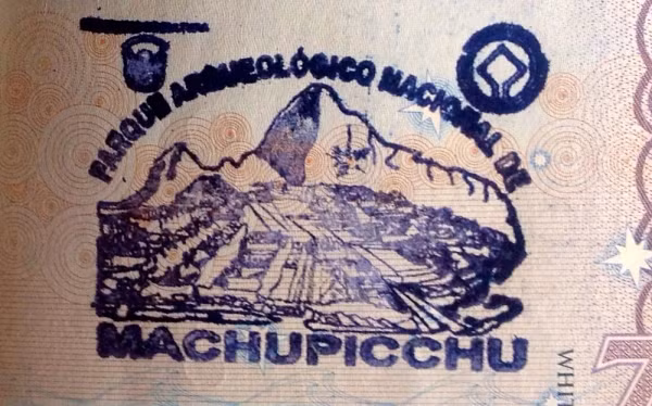 Machu Picchu, Peru: Hầu hết các du khách khi đến với Peru đều muốn ghé thăm Machu Picchu, một trong bảy kỳ quan thiên nhiên mới của thế giới. Machu Picchu được xây dựng vào khoảng thế kỷ 15 trong thời kỳ đỉnh cao của đế chế Inca. Khi du khách đến đây sẽ có được đóng dấu hộ chiếu (bao gồm cả lệ phí) có hình ngọn núi thiêng Huayna Picchu (biểu tượng của Machu Picchu).