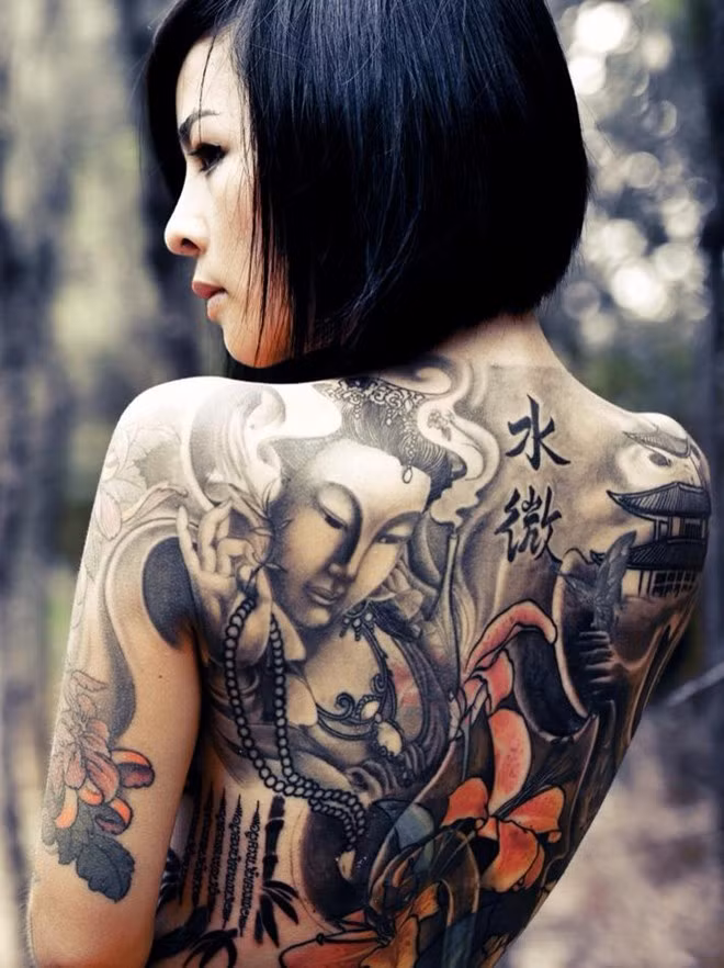 “Hình ảnh Phật mang ý nghĩa tâm linh. Tôi cũng là người thờ và hợp với Phật Bà. Vì vậy, từ sự tín ngưỡng cùng với niềm đam mê, tôi quyết định thực hiện họa tiết này". Để hoàn thiện tác phẩm, cô mất khá nhiều thời gian. Cứ 3 tháng, cô tranh thủ về Việt Nam một lần để xăm hình.