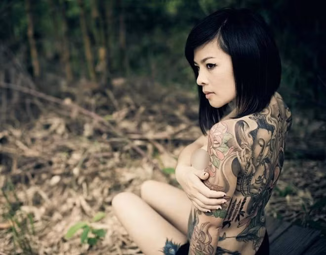 Nguyễn Vi Thúy (29 tuổi) là nữ thợ xăm Việt nổi tiếng đầu tiên trên mạng với cá tính riêng trong quan điểm nghề nghiệp, cuộc sống. Hiện cô sống tại Đức, song vẫn thường xuyên tham gia các hoạt động về xăm hình nghệ thuật tại Việt Nam. Cơ thể cô là một bức tranh lớn với hình ảnh Phật Bà và phong cảnh non nước.