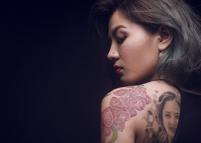 Nguyễn Mỹ Linh (28 tuổi) hiện là thợ xăm tại TP HCM. Đầu năm, Mỹ Linh thu hút sự quan tâm trên mạng nhờ hình chân dung mẹ mình trên lưng.