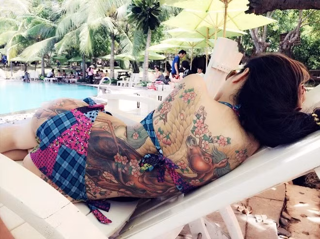 Tháng 7/2014, Nguyễn Thị Phương Anh (29 tuổi, Hải Phòng) nổi tiếng trên mạng nhờ những hình xăm lớn trên cơ thể. Cô hiện sống, làm việc tại Nhật Bản cùng chồng và con trai 5 tuổi. Phương Anh thừa nhận, mình rất đam mê xăm hình. Năm 19 tuổi, cô sở hữu họa tiết đầu tiên. Các hình xăm tiếp theo từ đó lần lượt xuất hiện tại nhiều vị trí trên cơ thể của bà mẹ trẻ.