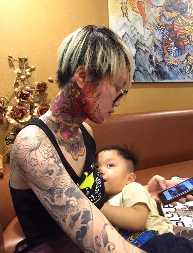 Mới đây, Na Bia thu hút sự quan tâm khi xăm hình kỳ lân lớn ở cổ, kéo dài lên đến mặt. Để hoàn thiện hình xăm trên cơ thể, bà mẹ một con mất 19 giờ thực hiện và chia làm 3 lần. "Tôi có tìm hiểu một số tư liệu, được biết kỳ lân là nhân thú, bao hàm cả đức nhân và đức nghĩa, đi đứng, xoay chuyển đều theo quy củ, chọn đất rồi mới giẫm lên, không giẫm lên bất cứ vật gì đang sống, kể cả cỏ xanh. Đây được xem như loài vật tượng trưng cho mỹ đức. Cảm thấy linh vật này ý nghĩa nên tôi đã chọn xăm" - cô chia sẻ.