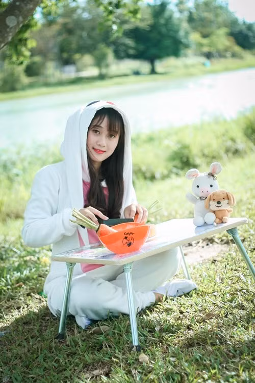 Bên cạnh thời gian tìm hiểu những môn học văn hóa ở trường, nữ sinh xinh đẹp này còn dành thời gian để theo dõi những nhiếp ảnh gia, ngắm những bức ảnh nghệ thuật sáng tạo mà họ thực hiện.