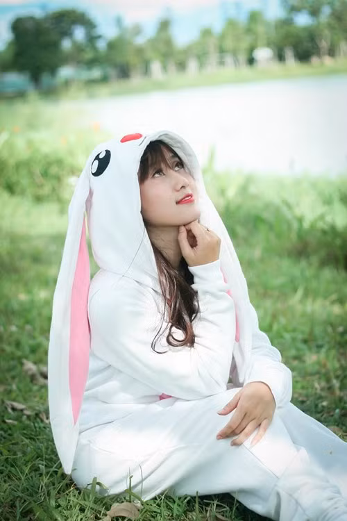 Cô nàng tự nhận mình là người khá thẳng tính. Bên cạnh đó cũng rất hài hước, vui vẻ. Phương Trinh cho hay, bạn bè mình thường hay nói đùa về cô: "đi học ngồi cạnh Trinh không bao giờ buồn ngủ".