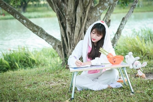 Trong bộ phim hàn quốc lãng mạn "Cô nàng đẹp trai", một anh ca sĩ lạnh lùng sở hữu phòng thú bông do fan tặng. Ngày nọ, anh phải lòng một cô gái rất dễ thương nên đã vào vườn thú chọn một con thỏ cùng một con heo. Sau đó, anh đã cắt mũi của con heo để gắn lên mình chú thỏ đem đi tặng cô gái. Chính từ bộ phim này, Phương Trinh đã trở nên yêu thích thỏ hơn.