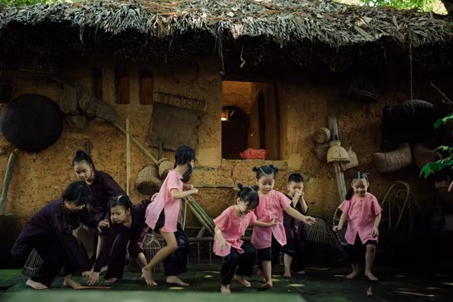 Sự vui tươi, hồn nhiên của con trẻ với những ký ức tuổi thơ khó quên.