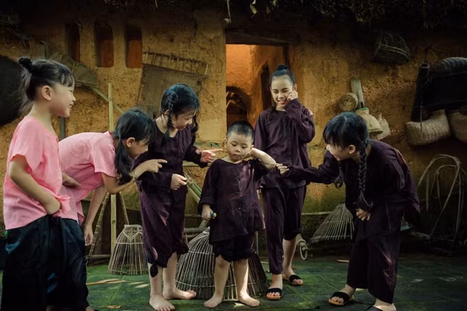 Tác phẩm “ Ký ức tuổi thơ” của nhiếp ảnh gia Lã Anh nhờ vậy gây chú ý khi tái hiện lại những trò chơi dân gian trước kia, gợi nhớ tuổi thơ trong trẻo, hồn nhiên.