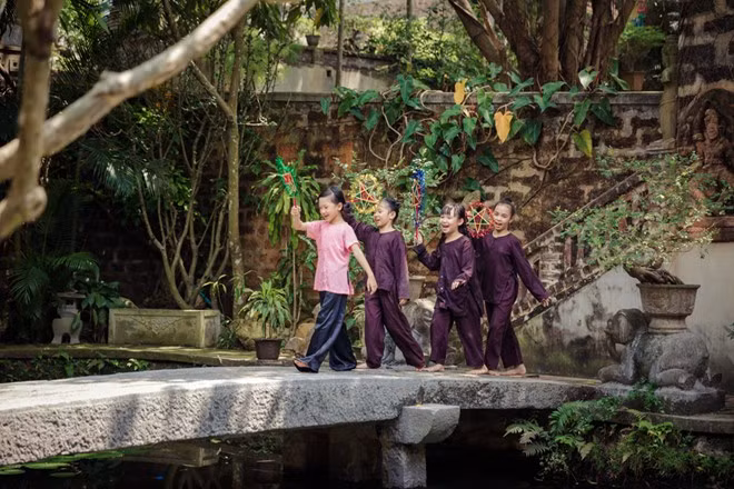 “Trong cuốc sống thường ngày, tôi hạn chế cho các con dùng đồ công nghệ và mong chúng chơi những trò dân gian, nhưng bây giờ, điều đó không dễ như xưa. Trẻ đi học về là vào phòng riêng và ít khi ra ngoài”, chị Linh bộc bạch.