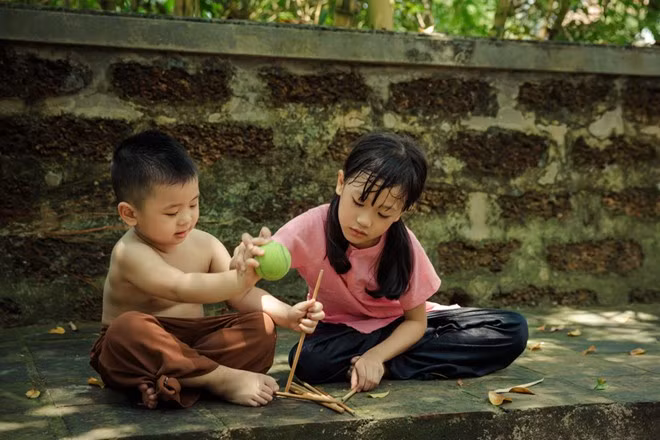 Tác giả Lã Anh chia sẻ: “Mỗi khi đi làm về, tôi nhìn thấy hình ảnh đứa trẻ hàng xóm hay chính con cháu mình cầm điện thoại, máy tính bảng chơi game. Tôi xót xa vì con trẻ không có điều kiện chơi những trò của thế hệ chúng tôi ngày trước. Vì vậy, tôi nảy ra ý tưởng thực hiện bộ ảnh này”.