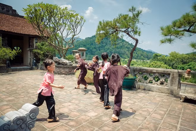 Chị Linh tâm sự thêm, trò chơi dân gian đã trở thành chất keo kết dính trẻ em lại với nhau, mà những thứ như điện tử không thể thực hiện được.
