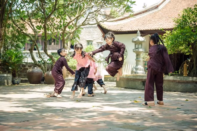 “Tại buổi chụp hình, các bé rất hào hứng khi được bố mẹ hướng dẫn trò chơi. Đặc biệt, khi làm bánh trung thu, tất cả cùng tham gia, bột dính đầy lên người các bé rất đáng yêu. Một số trò như nhảy dây, oẳn tù tì, thả đỉa ba ba, trẻ tự chơi không cần người lớn dạy. Mỗi bé một sắc thái biểu cảm, tôi ghi lại những khoảng khắc đó cũng không nén được tiếng cười”, Lã Anh nói.