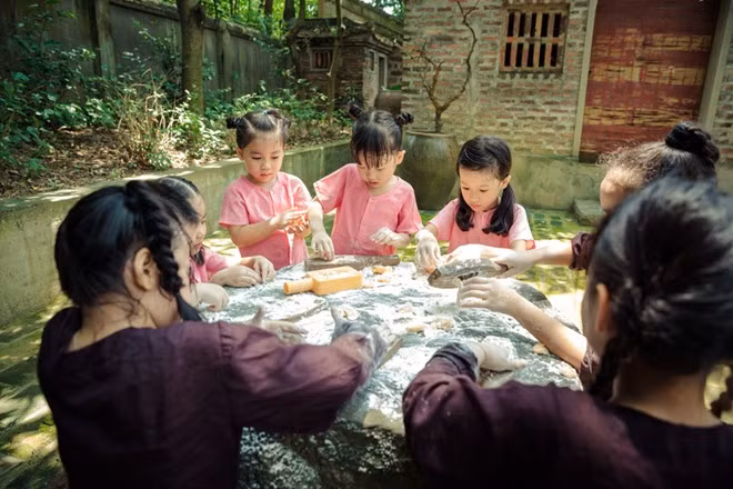 Chị Hà Linh - phụ huynh của hai bé trong bộ ảnh - cho biết, chị rất muốn các con biết đến những trò mà tuổi thơ mình từng chơi. Ngay khi nhận lời gợi ý từ nhiếp ảnh gia, chị đã rủ một nhóm các bé thân thiết với nhau cùng chụp hình.