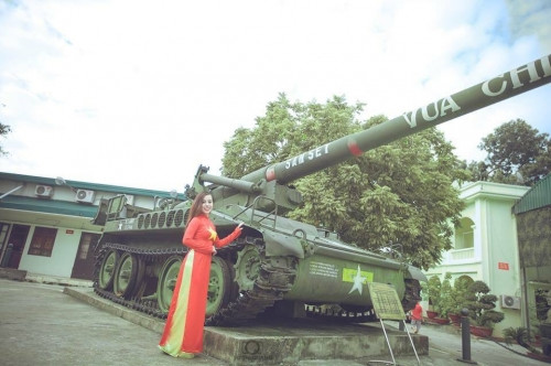 Mỹ Linh cho biết thêm bộ ảnh được thực hiện tại di tích lịch sử Cột cờ Hà Nội và Lăng Chủ tịch Hồ Chí Minh.