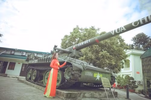 Mỹ Linh cho biết thêm bộ ảnh được thực hiện tại di tích lịch sử Cột cờ Hà Nội và Lăng Chủ tịch Hồ Chí Minh.