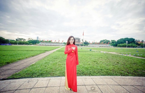 Mỹ Linh duyên dáng trong tà áo dài đỏ rực.