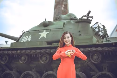 Liên hệ với Mỹ Linh, cô gái này cho biết lý do thực hiện bộ ảnh mừng 70 năm Quốc khánh 2/9 này là bởi cô muốn góp một phần nhỏ bé của bản thân để thể hiện lòng yêu nước và niềm tự hào dân tộc.