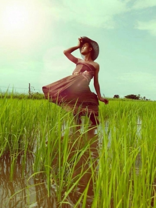 Thời gian vừa qua, hình ảnh một chàng trai 15 tuổi có tên Madaew đến từ vùng nông thôn của tỉnh Khon Kaen, Đông Bắc Thái Lan đã làm cộng đồng mạng điên đảo với bộ ảnh thời trang tự chế “độc nhất vô nhị”.