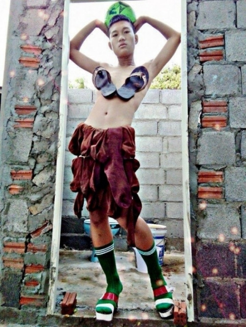 Những tưởng sức hút của chàng trai này sẽ dần bị quên lãng thì mới đây, cộng đồng mạng tiếp tục chia sẻ những bức ảnh “trang phục tự chế mới” của Madaew. Nhanh chóng những hình ảnh này một lần nữa khiến người xem có những giây phút thư giãn và cười sảng khoái.