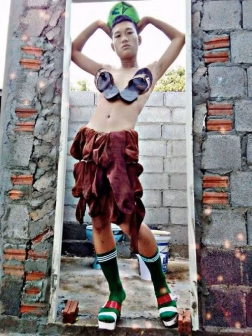 Những tưởng sức hút của chàng trai này sẽ dần bị quên lãng thì mới đây, cộng đồng mạng tiếp tục chia sẻ những bức ảnh “trang phục tự chế mới” của Madaew. Nhanh chóng những hình ảnh này một lần nữa khiến người xem có những giây phút thư giãn và cười sảng khoái.