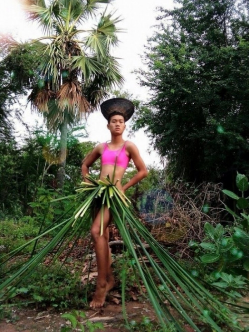 Chàng trai tiếp tục "sáng tạo" ra những "siêu phẩm thời trang độc, dị, lạ".