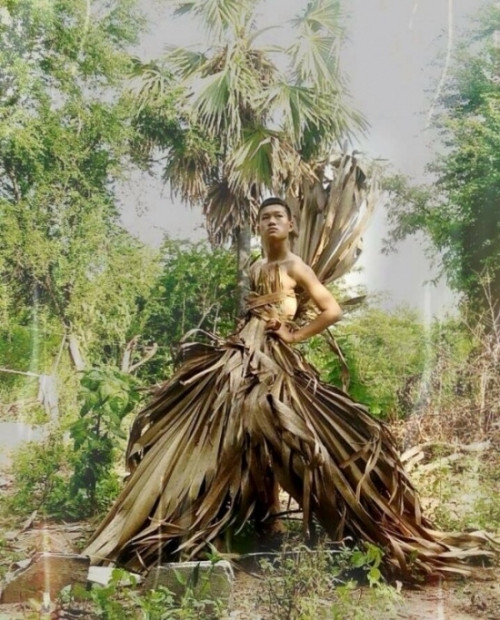 Chàng trai này không ngần ngại mặc những bộ váy áo thiên nhiên, tạo dáng “khó đỡ” để khoe vẻ đẹp của mình. Những bức hình này khiến người xem không nhịn được cười và gây sốt mạng một thời gian dài.