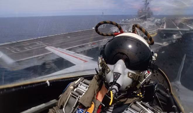 Phi công Tom Twomey, sĩ quan điều khiển radar thuộc phi đội VF-111 chụp ảnh tự sướng khi máy bay vừa cất cánh khỏi tàu sân USS Kitty Hawk.