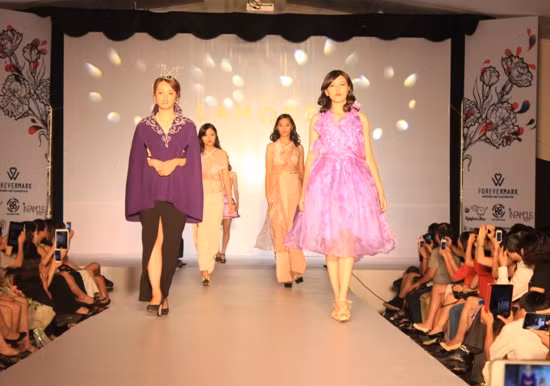 Các cô gái trường Ams luôn hút ánh nhìn trong mọi trang phục.